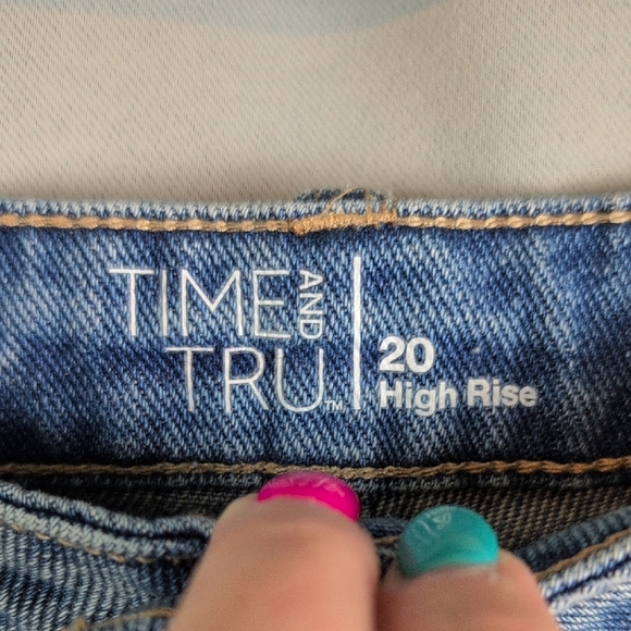 Time and Tru Blue Jean Shorts withβ Frayed Hem and Distressed Look - Picture 5 of 6